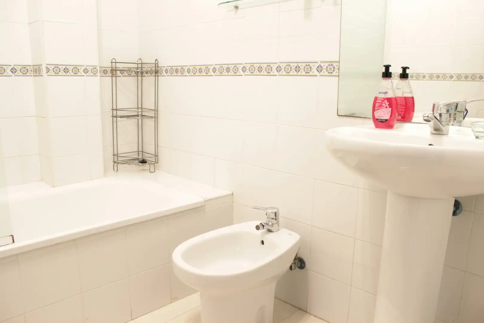 Baño de Piso de alquiler en Sevilla con Aire acondicionado, Amueblado y Lavadora