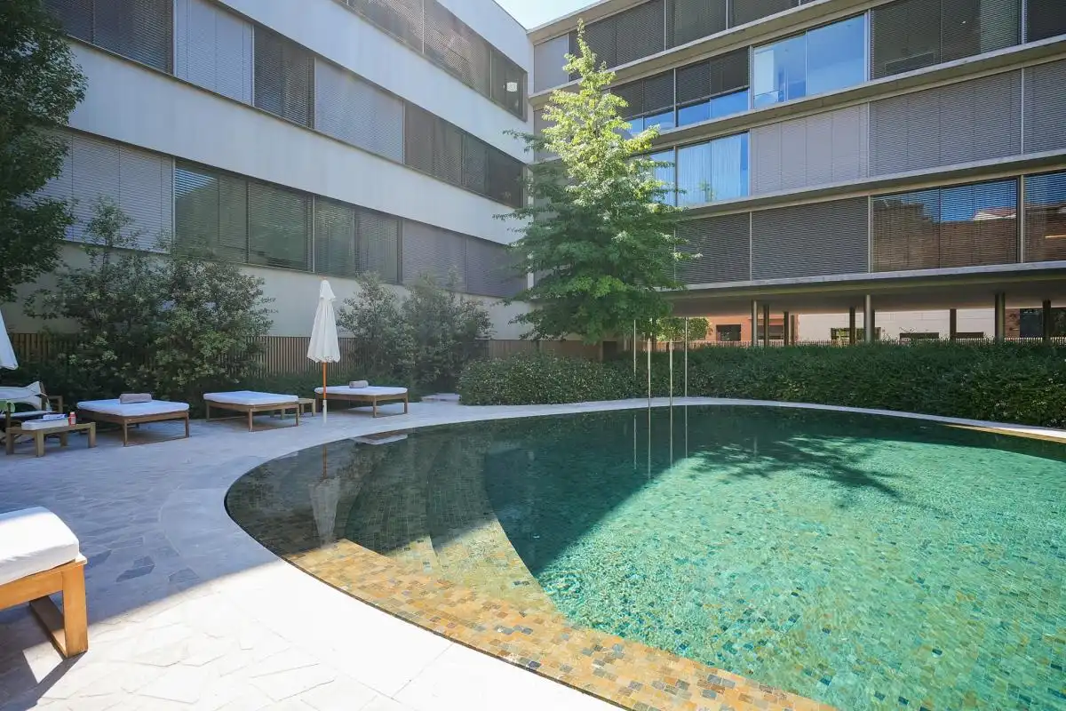 Piscina de Piso en venta en Madrid con Aire acondicionado, Calefacción y Jardín privado