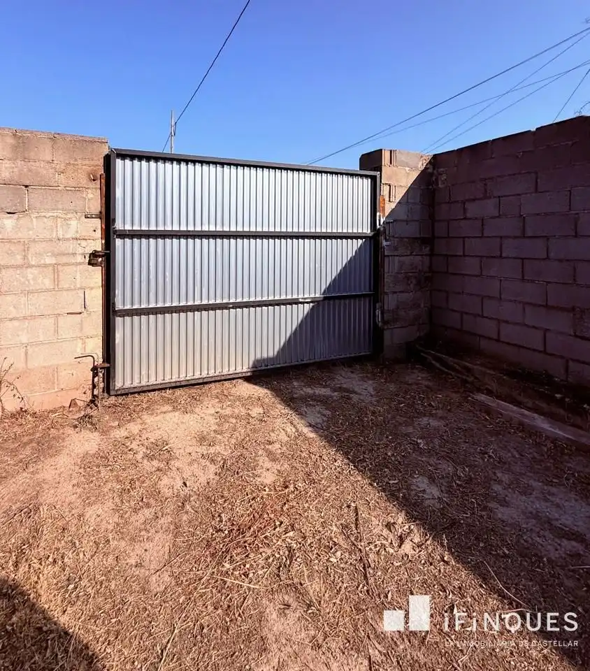 Vista exterior de Casa o xalet en venda en Castellar del Vallès amb Aire condicionat, Jardí privat i Traster