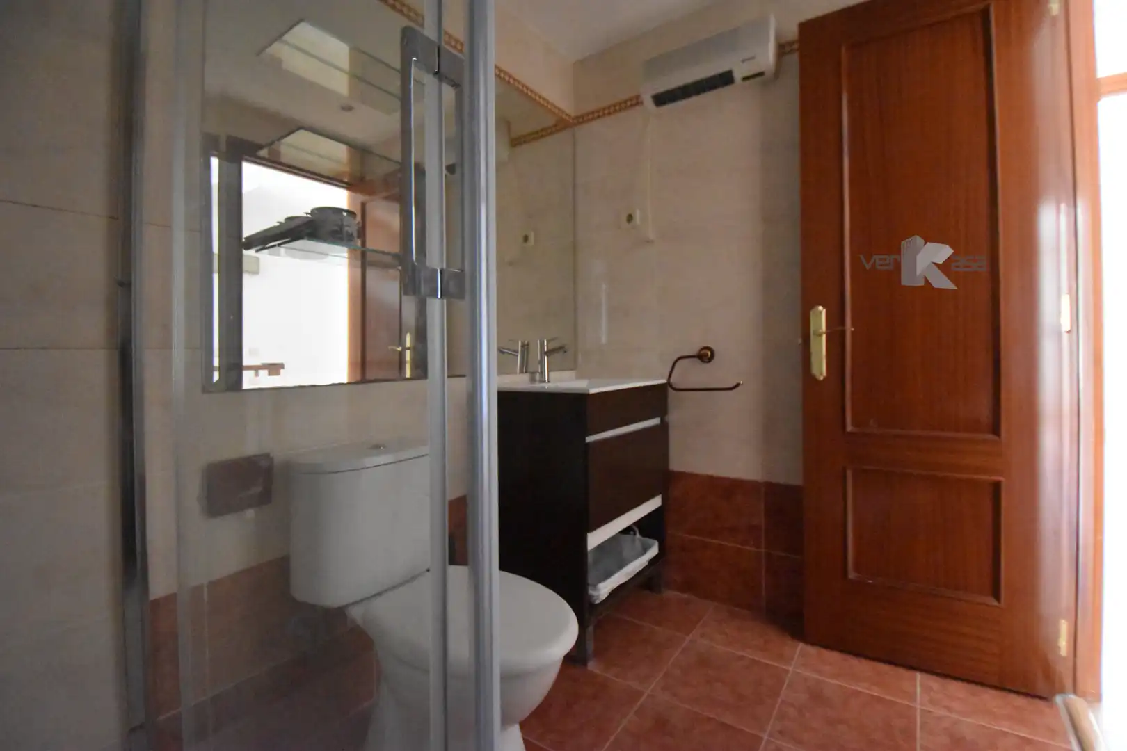 Badezimmer von Einfamilien-Reihenhaus zum Verkauf in San Martín de la Vega mit Klimaanlage, Heizung und Privatgarten