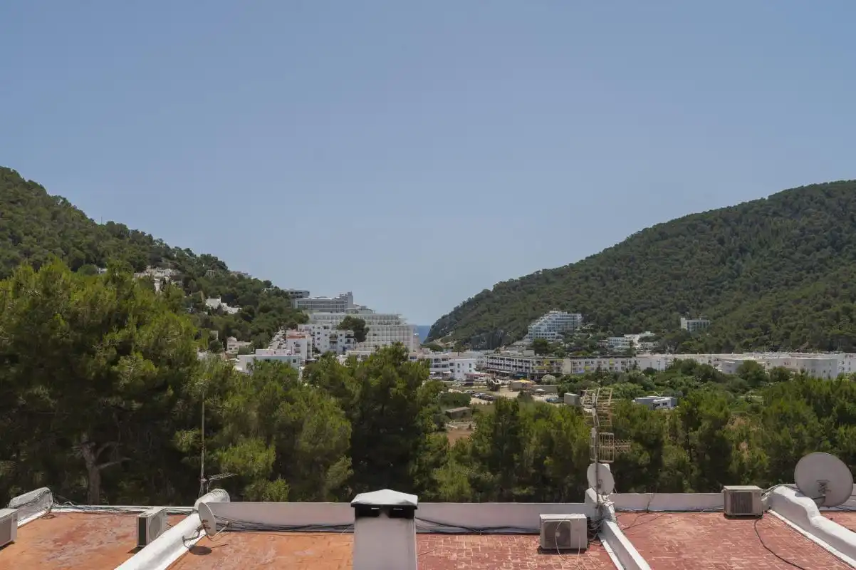 Vista exterior de Pis en venda en Santa Eulària des Riu amb Aire condicionat, Calefacció i Jardí privat