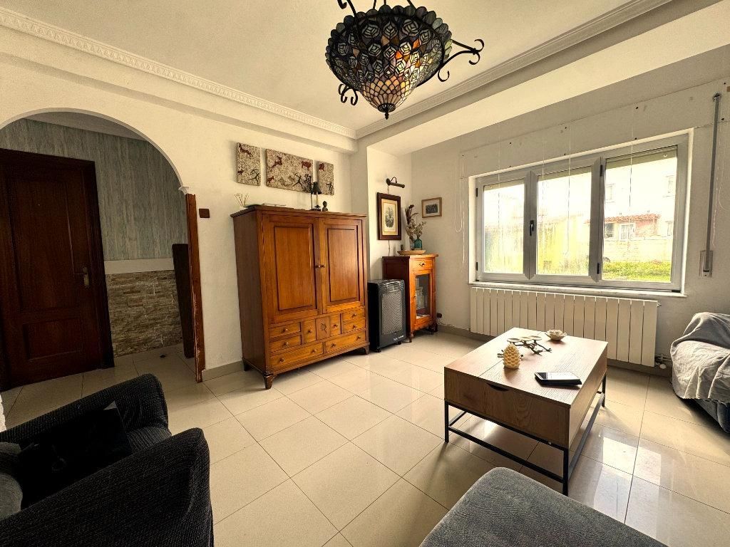 Living room of House or chalet for sale in Los Corrales de Buelna   with Heating, Private garden and Parquet flooring