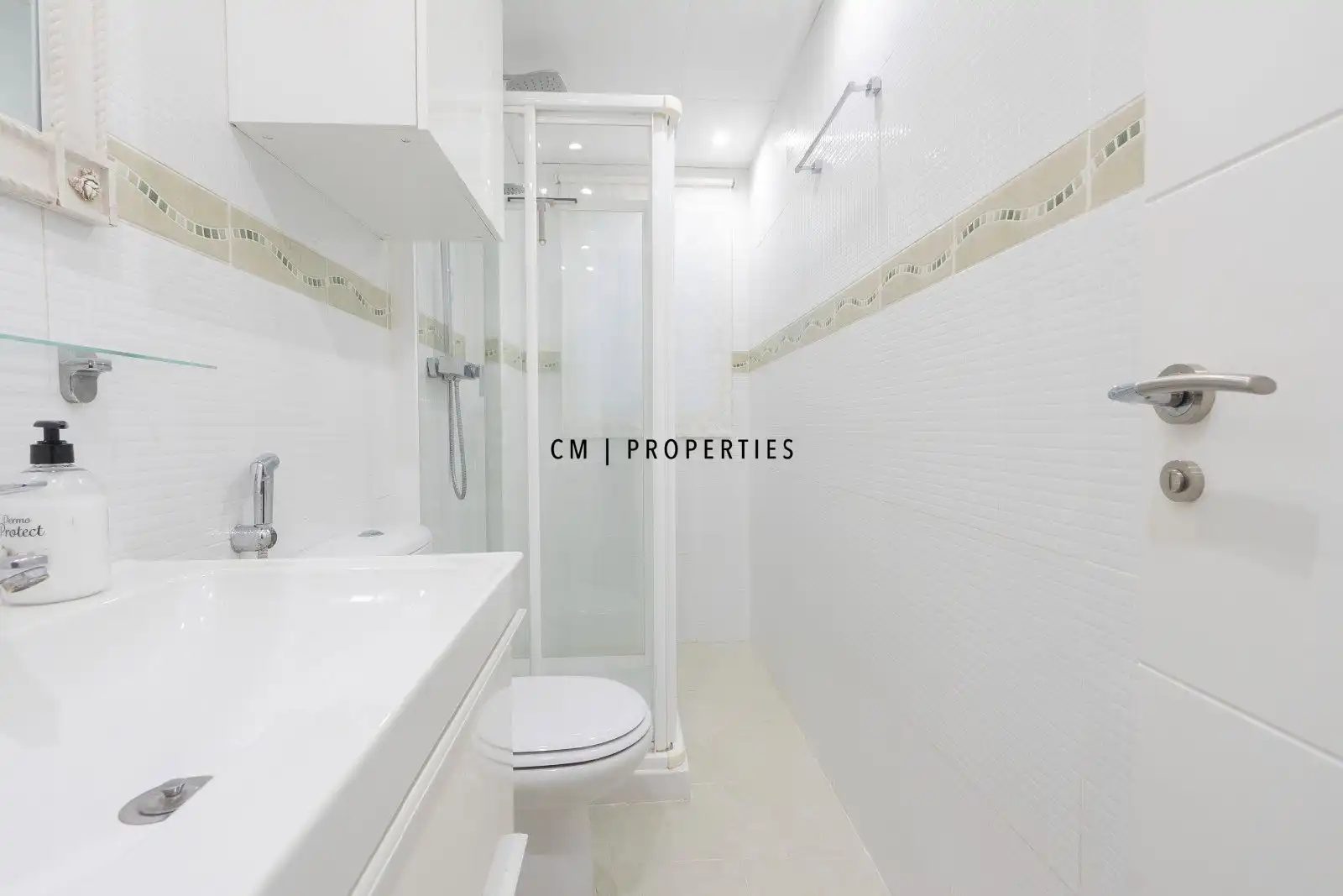 Bathroom of Flat for sale in Valencia  with Air Conditioner, Heating and Terrace