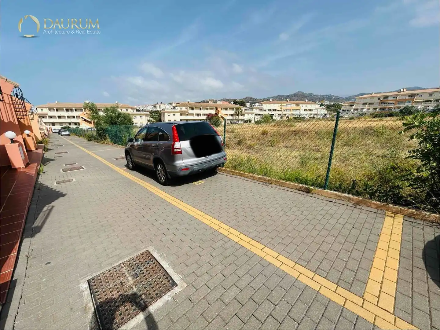 Parkplatz von Einfamilien-Reihenhaus zum Verkauf in Torrox mit Klimaanlage, Heizung und Privatgarten