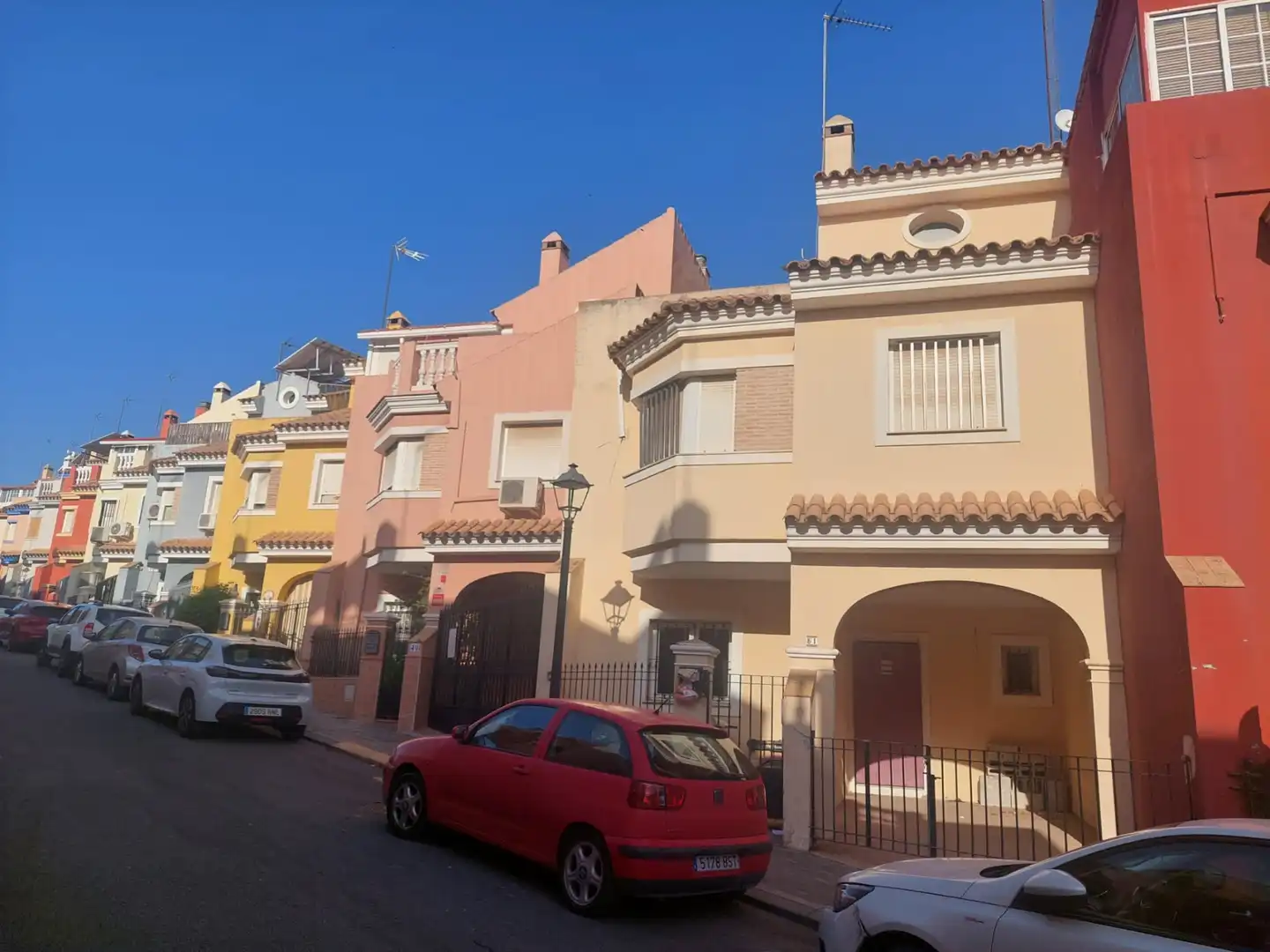 Vista exterior de Casa adosada en venta en Castilleja de Guzmán con Piscina