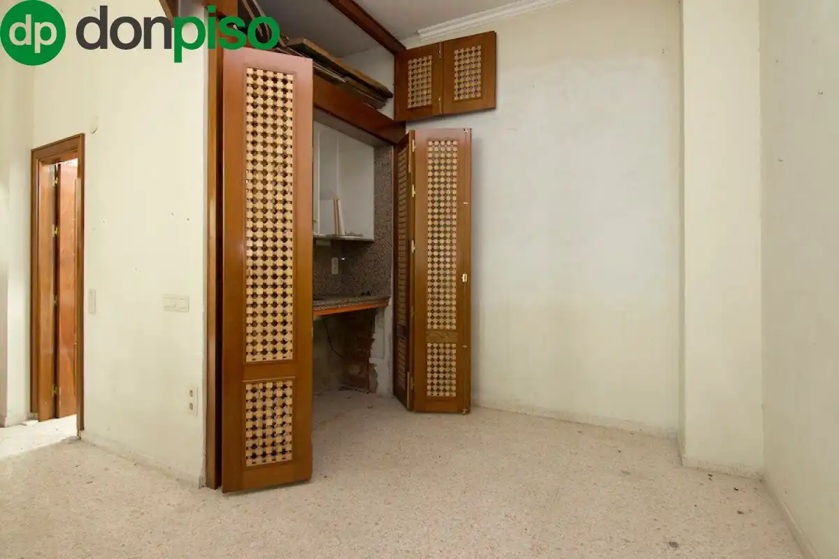 Local en venta en Granada con Amueblado