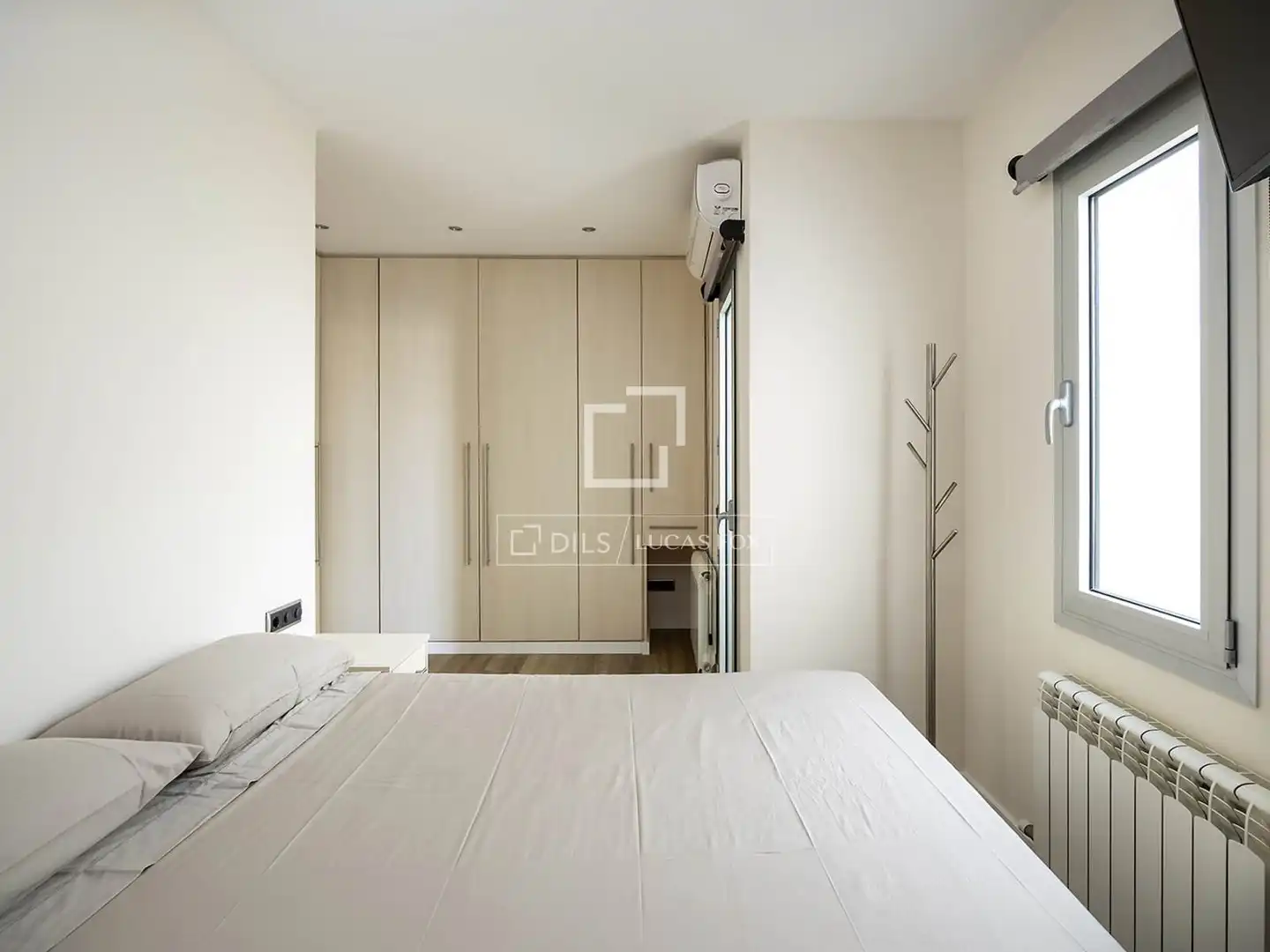 Schlafzimmer von Dachboden zum Verkauf in Barcelona mit Heizung, Terrasse und Möbliert
