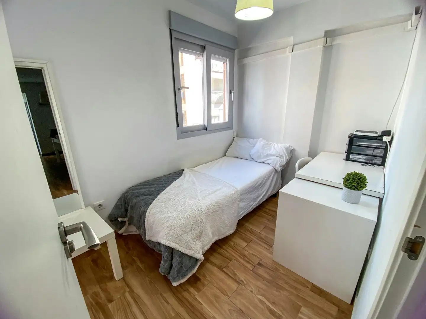Bedroom of Flat for share in Sevilla  with Air Conditioner, Furnished and Washing machine