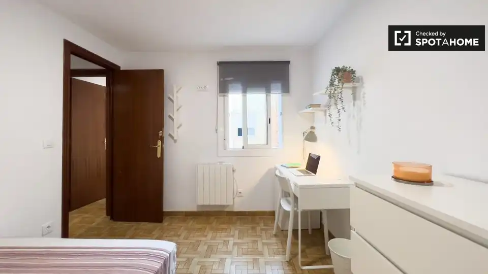 Dormitori de Pis per a compartir en L'Hospitalet de Llobregat amb Aire condicionat, Calefacció i Moblat