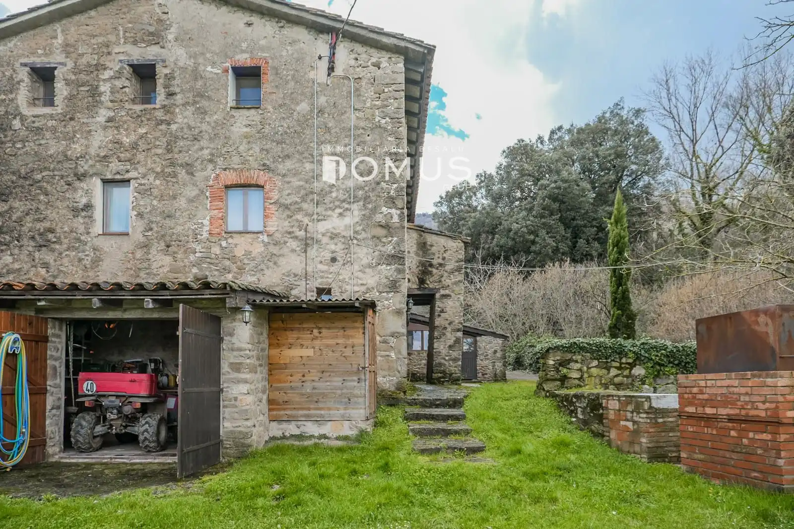 Vista exterior de Finca rústica en venta en Santa Pau con Calefacción, Parquet y Piscina