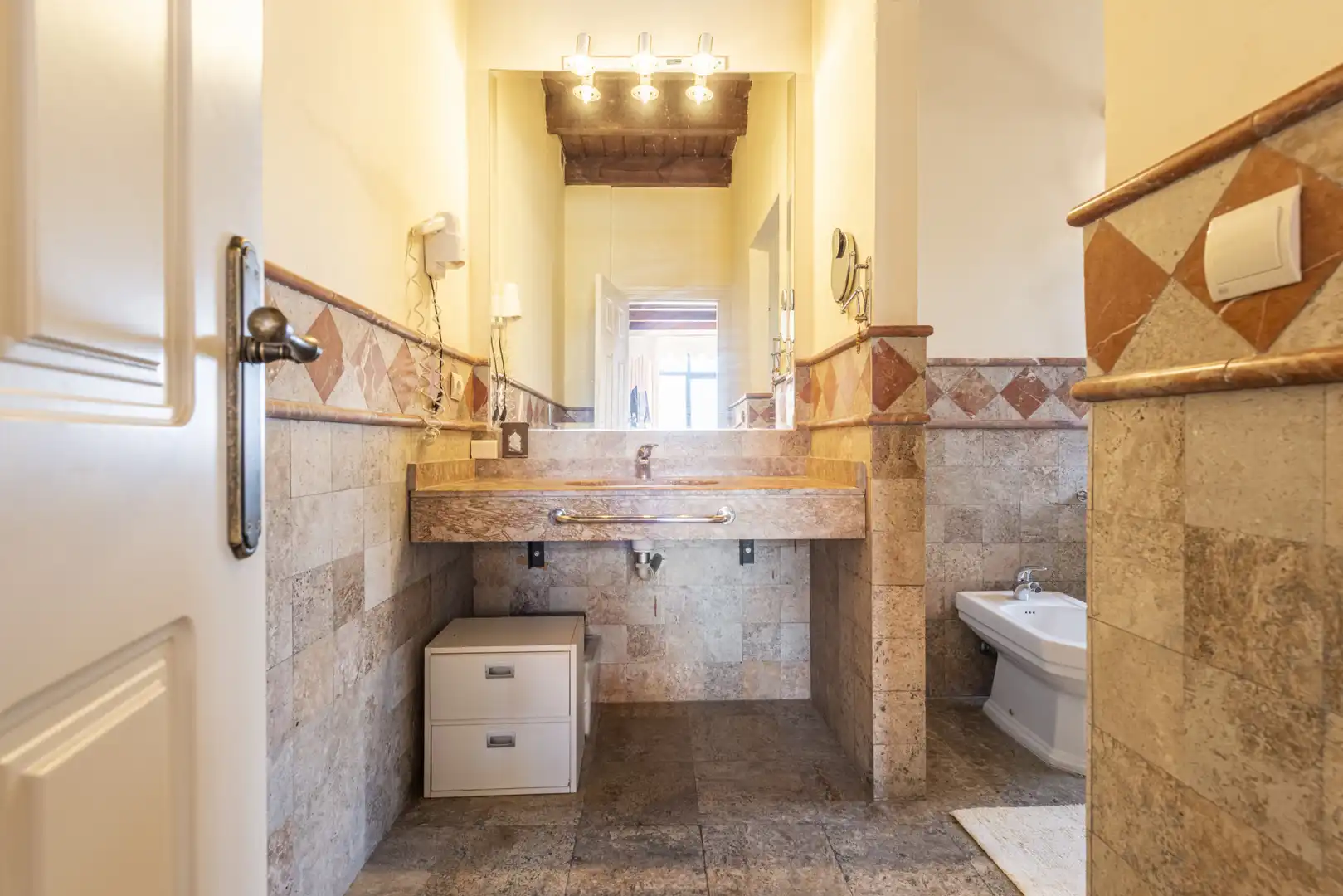 Badezimmer von Dachboden zum Verkauf in Estepona mit Abstellraum, Schwimmbad und Whirlpool