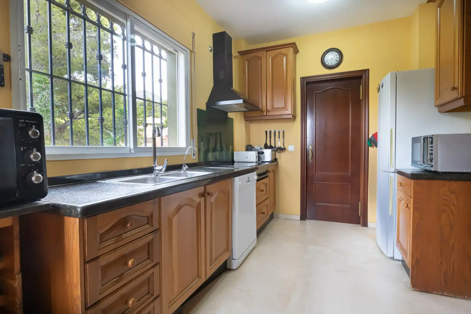 Cuina de Casa o xalet en venda en Málaga amb Aire condicionat, Calefacció i Jardí privat