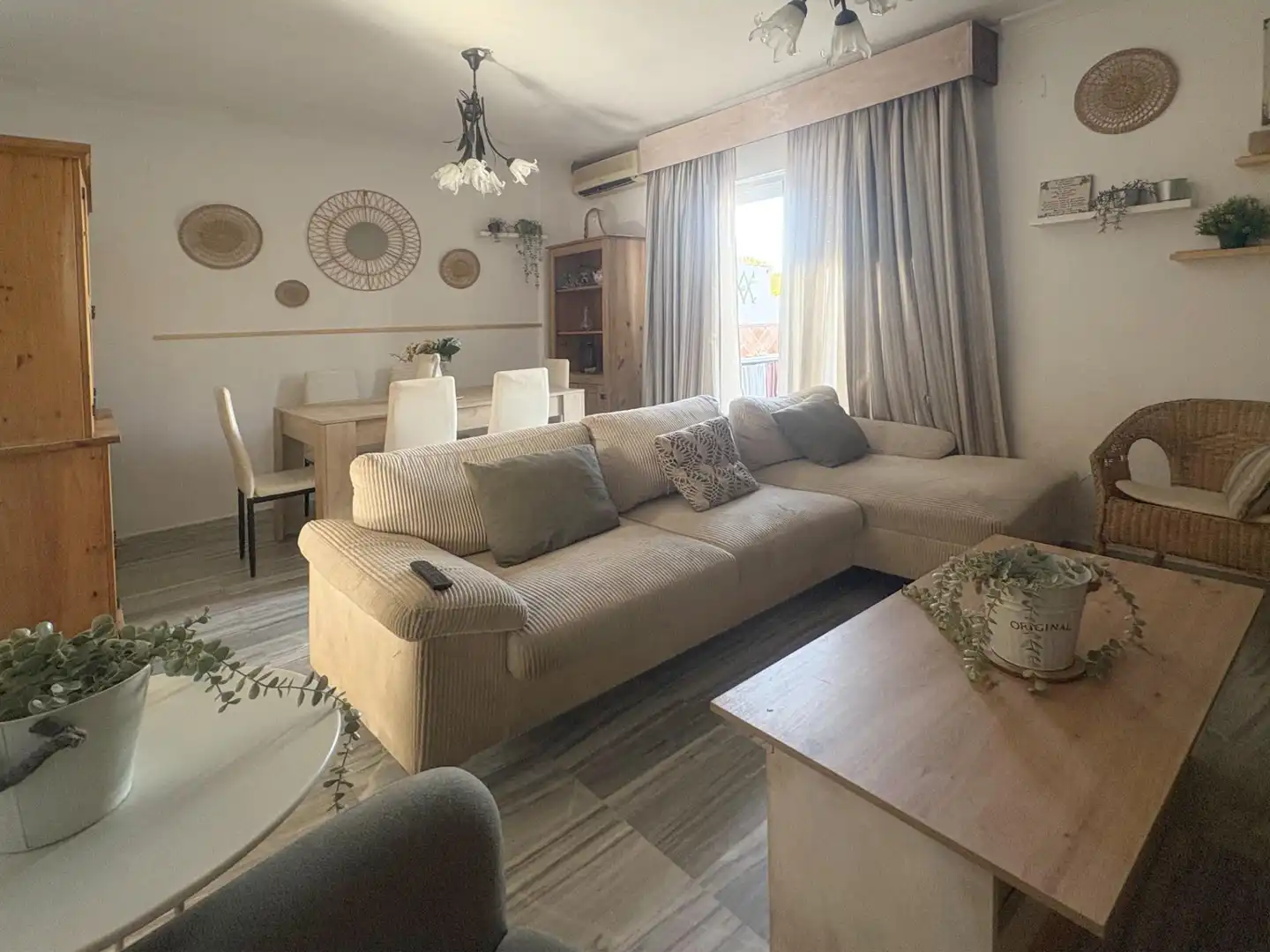 Sala d'estar de Casa adosada en venda en Jerez de la Frontera amb Aire condicionat