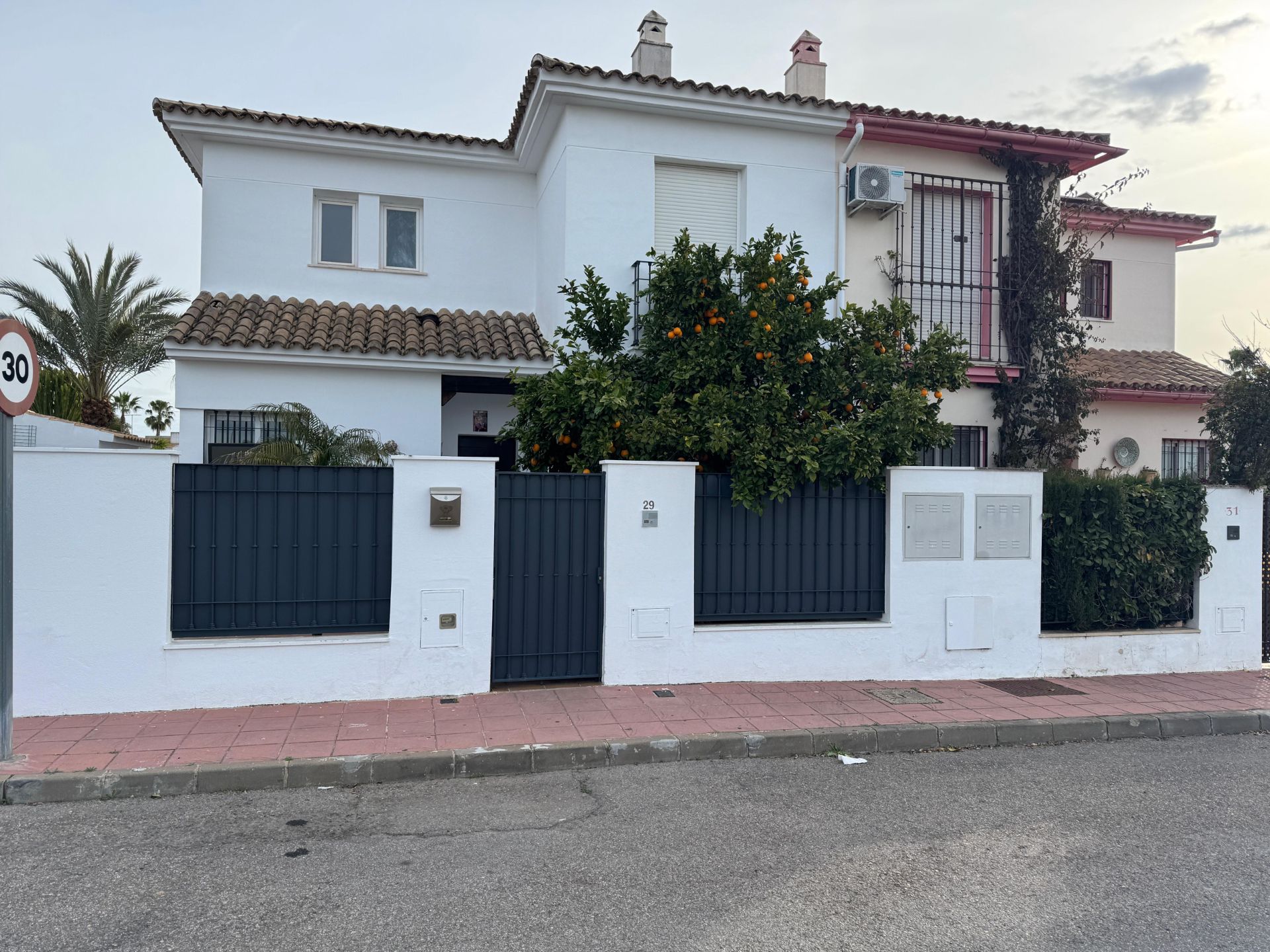 Vista exterior de Casa adosada en venda en Espartinas amb Aire condicionat, Calefacció i Jardí privat