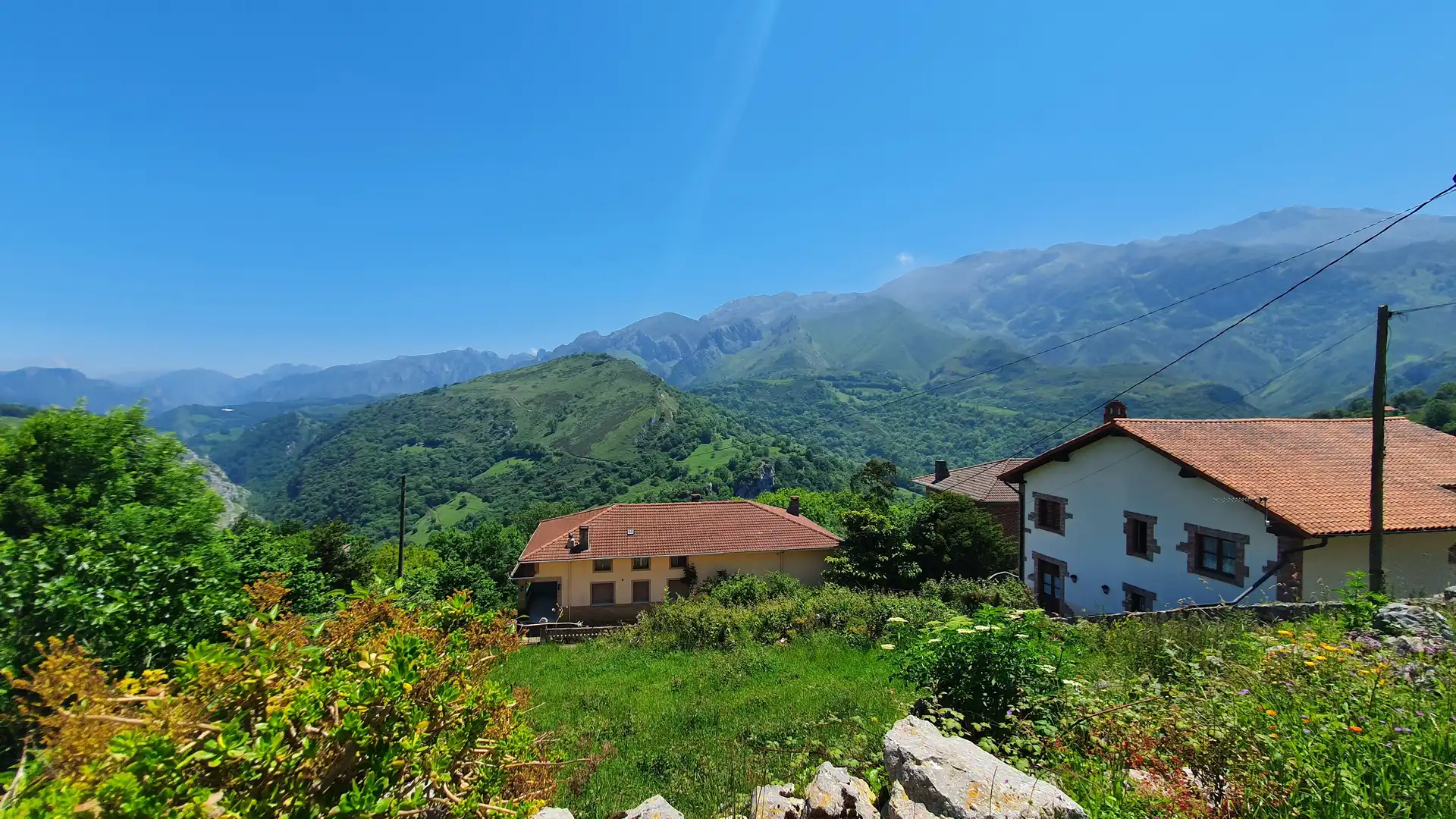 Vista exterior de Casa adosada en venda en Cabrales amb Jardí privat, Traster i Balcó