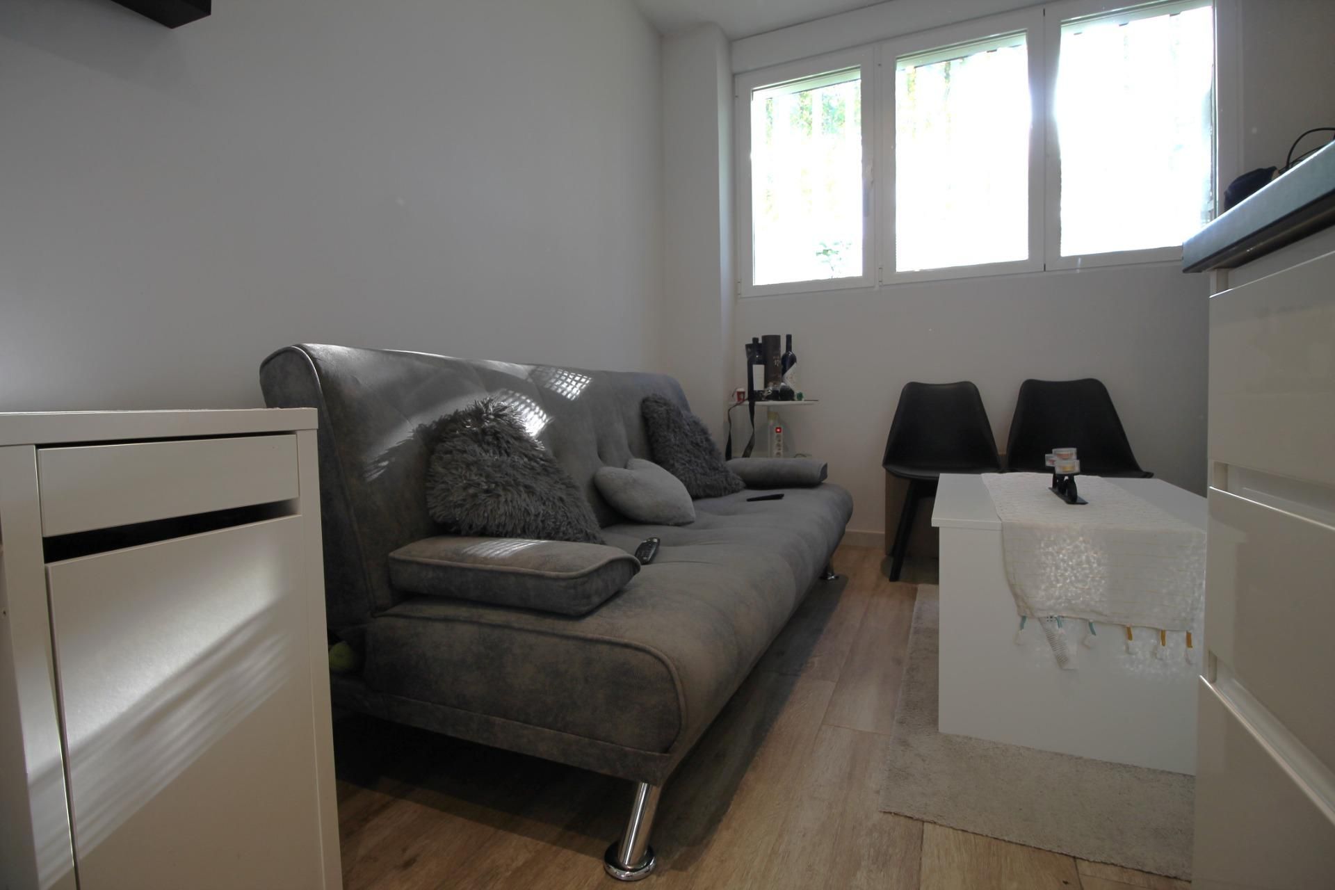 Sala d'estar de Apartament en venda en  Madrid Capital amb Aire condicionat, Calefacció i Jardí privat