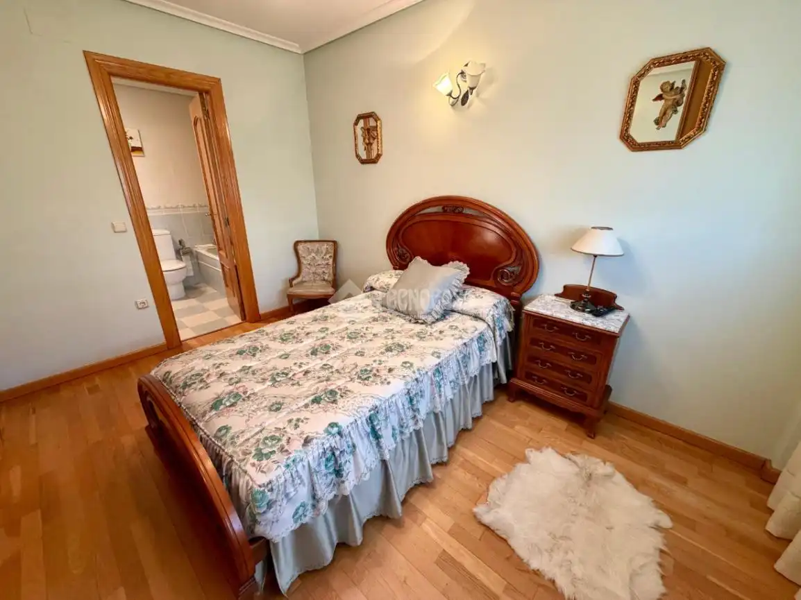 Dormitori de Casa adosada en venda en León Capital  amb Aire condicionat, Calefacció i Terrassa