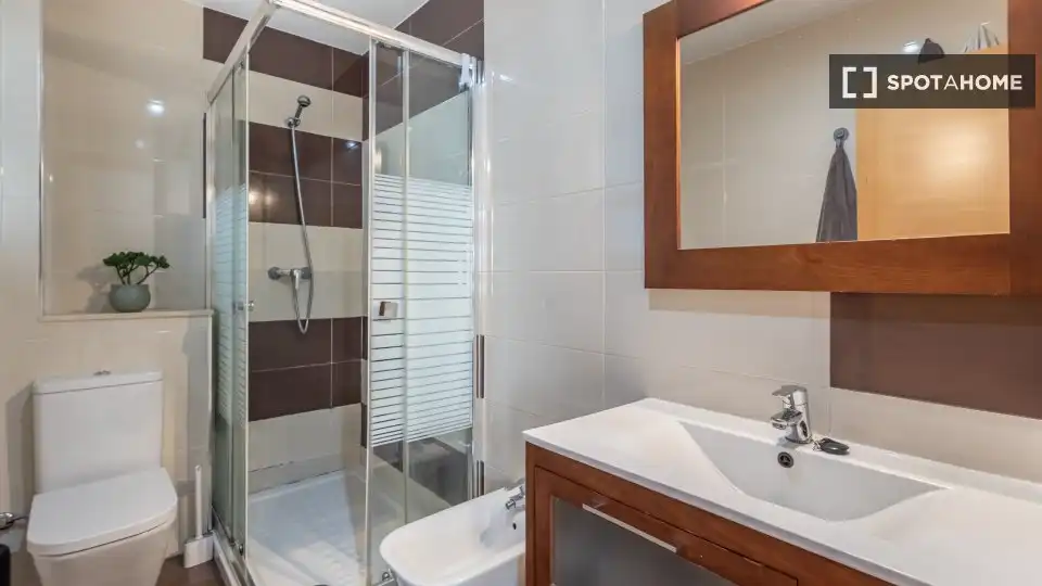 Baño de Piso de alquiler en Granada con Aire acondicionado, Calefacción y Amueblado