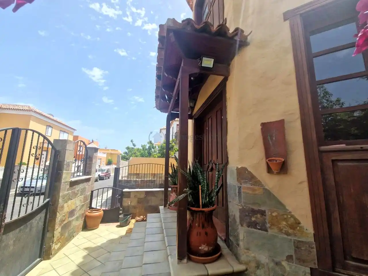 Vista exterior de Casa o xalet en venda en Arona amb Jardí privat, Terrassa i Traster