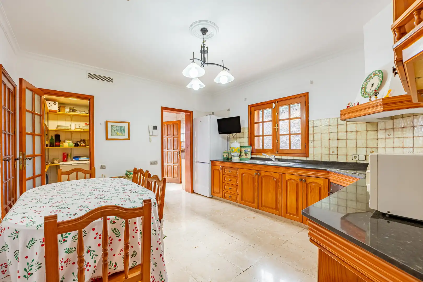 Cuina de Casa o xalet en venda en Las Palmas de Gran Canaria amb Aire condicionat, Jardí privat i Terrassa