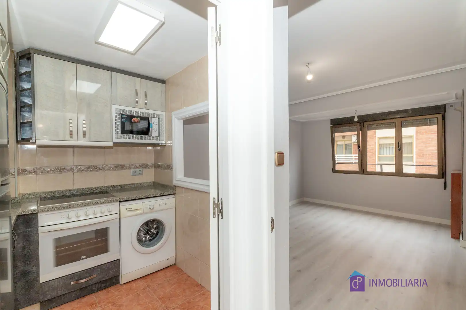 Kitchen of Flat for sale in Zaragoza  with Air Conditioner, Heating and Oven