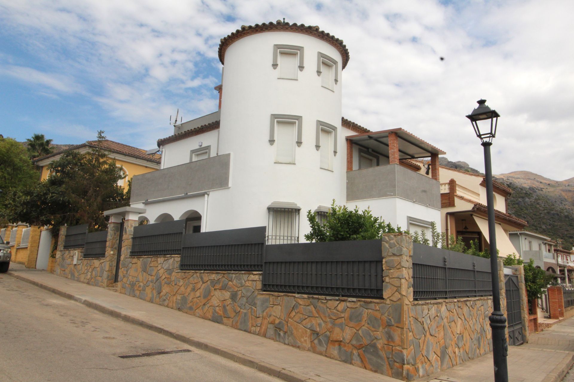 Vista exterior de Casa o xalet en venda en Cortes de la Frontera amb Aire condicionat, Calefacció i Terrassa