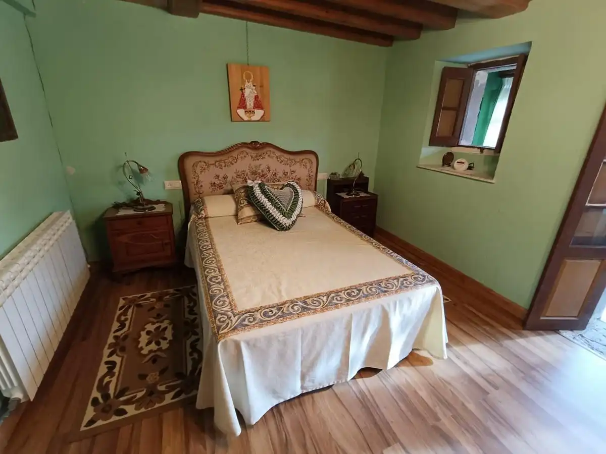 Schlafzimmer von Einfamilien-Reihenhaus zum Verkauf in Peñamellera Alta mit Heizung, Privatgarten und Terrasse