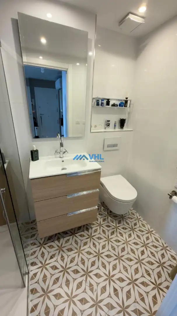 Badezimmer von Wohnung zum Verkauf in Castro-Urdiales mit Klimaanlage, Heizung und Terrasse
