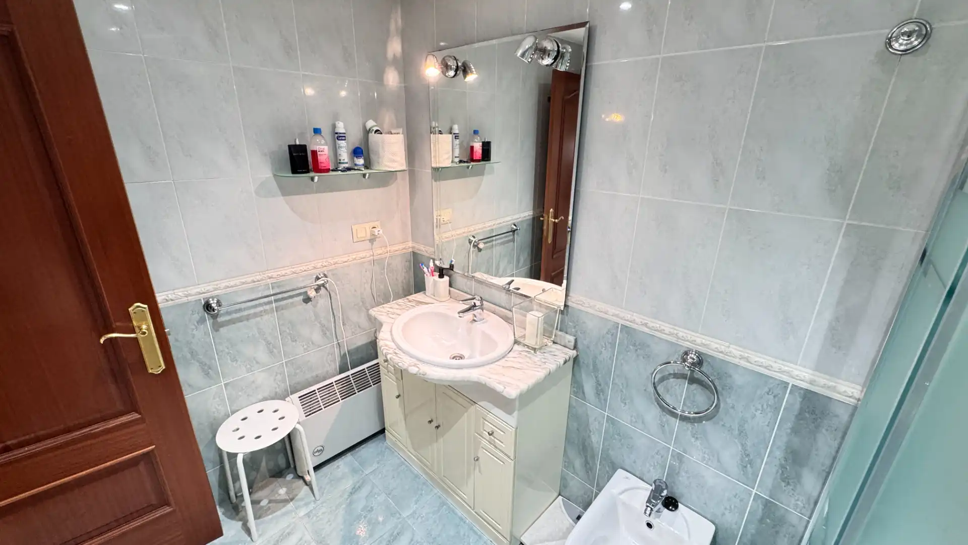 Badezimmer von Wohnung zum Verkauf in Arteixo mit Heizung, Parkett und Terrasse