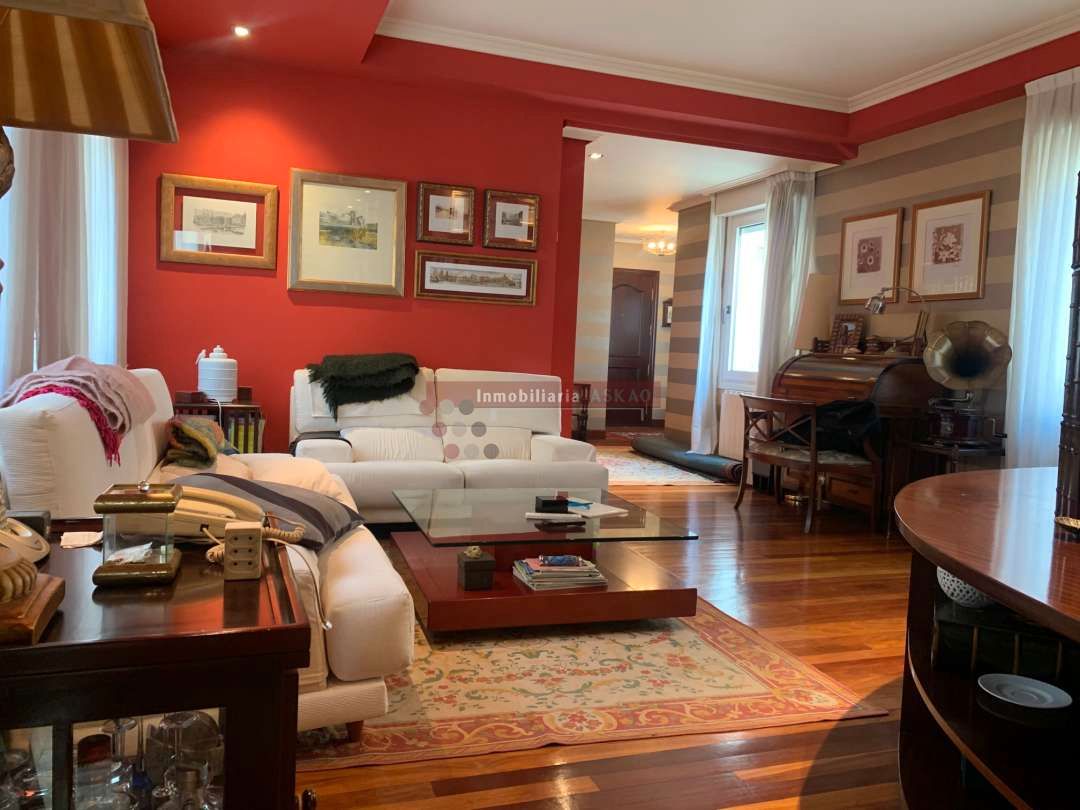 Sala d'estar de Pis en venda en Bilbao  amb Calefacció, Parquet i Moblat