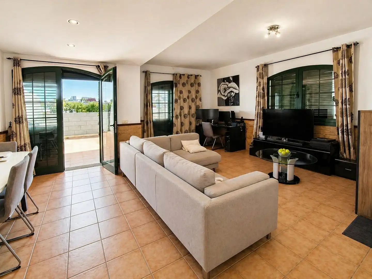 Sala d'estar de Casa o xalet en venda en Agaete amb Jardí privat, Terrassa i Moblat