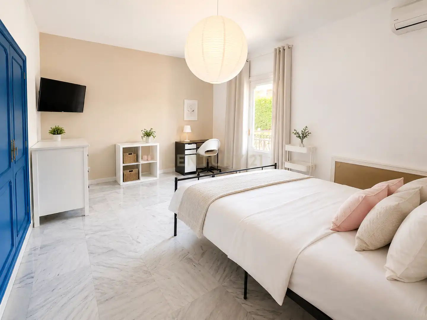 Schlafzimmer von Wohnungen zur Miete in Benalmádena mit Klimaanlage, Privatgarten und Schwimmbad