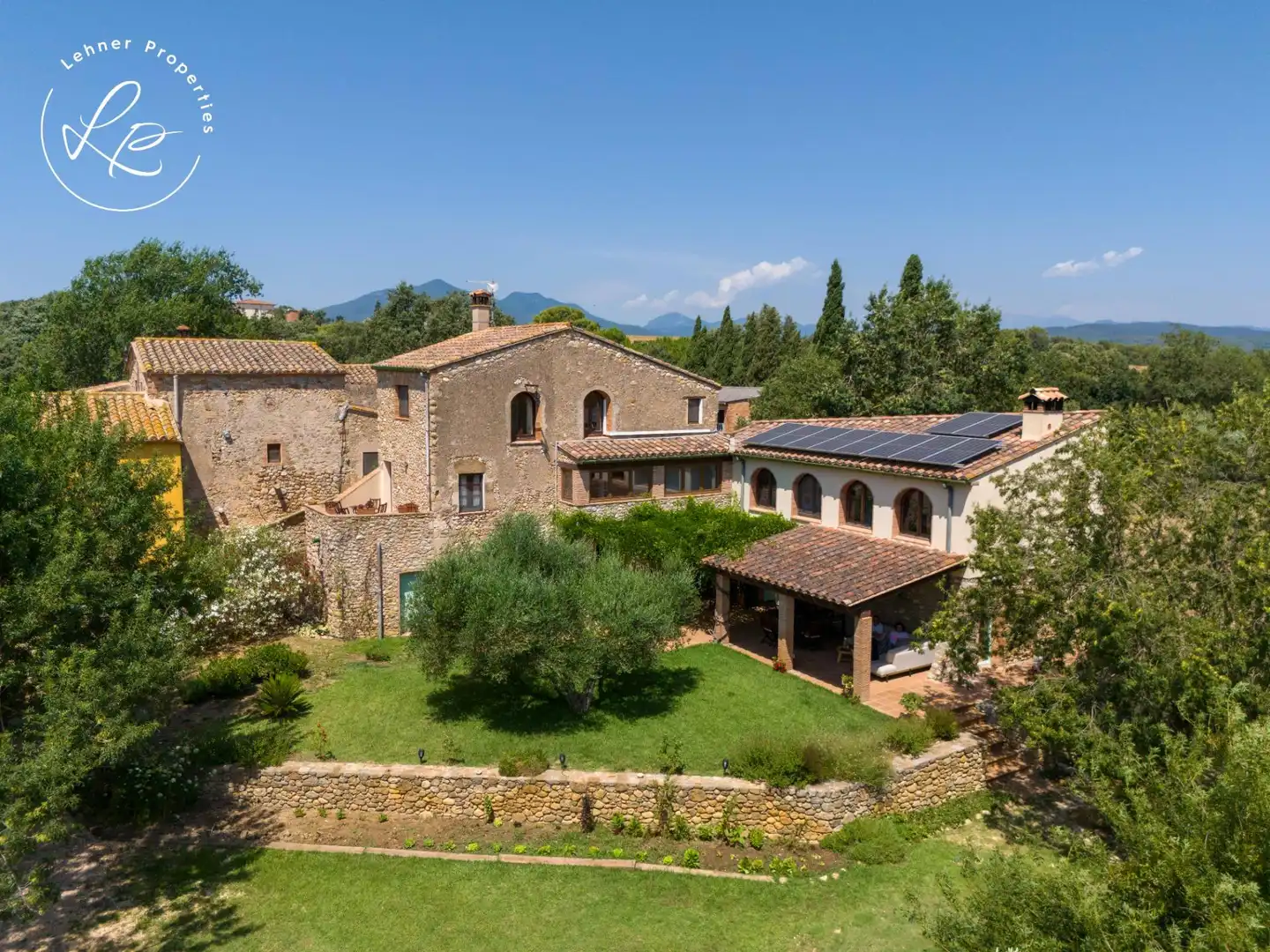 Vista exterior de Finca rústica en venda en Navata amb Aire condicionat, Calefacció i Jardí privat
