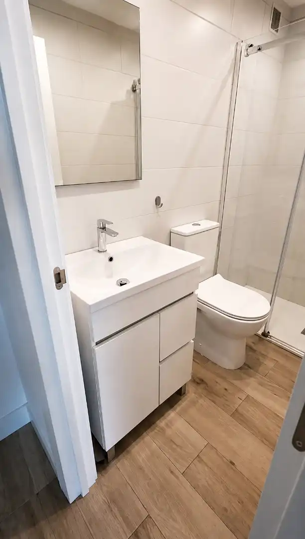 Baño de Piso de alquiler en Santander con Calefacción, Terraza y Amueblado