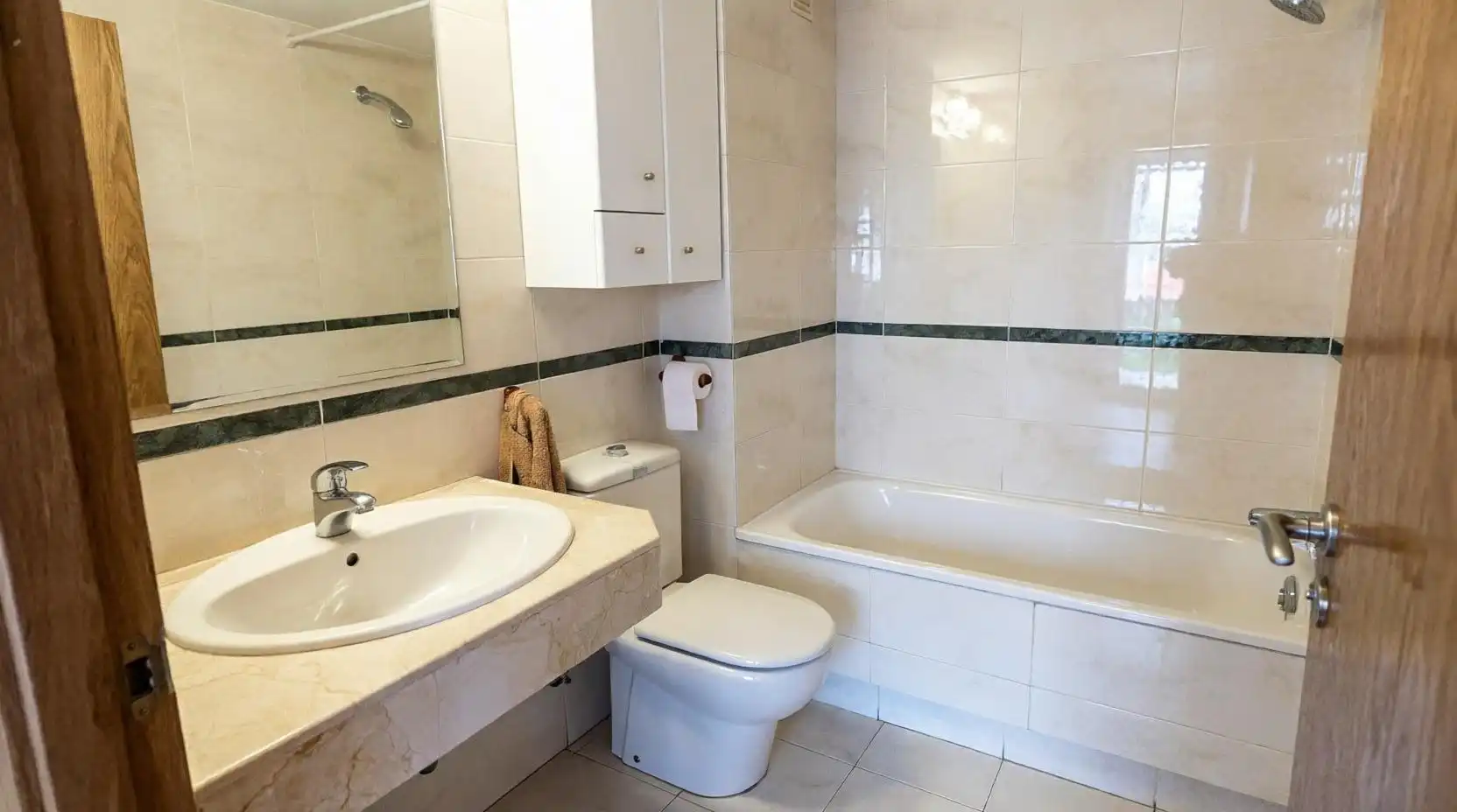 Bathroom of Flat for rent in Madrid  with Community pool
