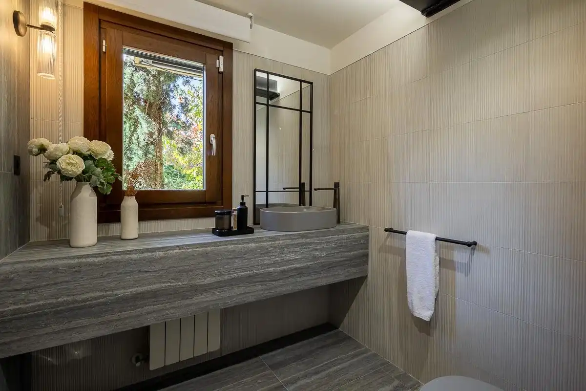 Baño de Casa adosada en venta en Boadilla del Monte con Aire acondicionado, Calefacción y Jardín privado