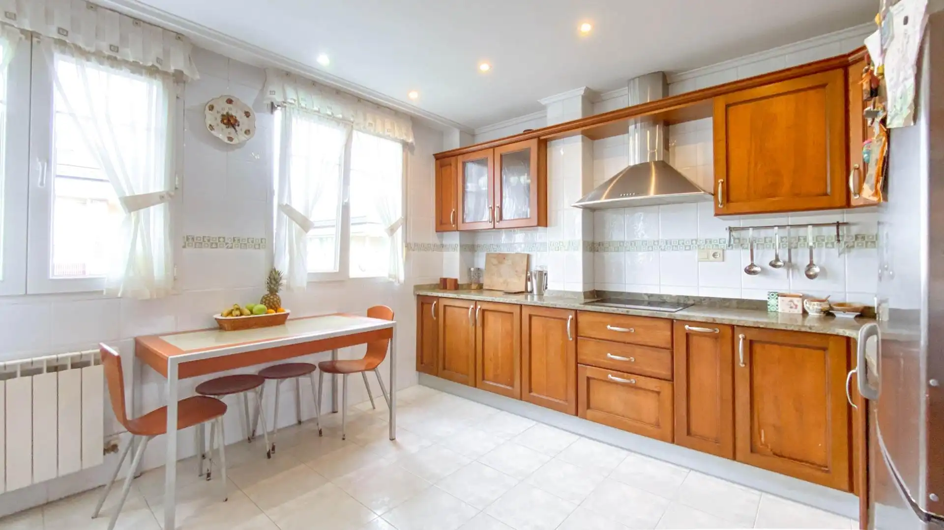 Cocina de Casa adosada en venta en Santa Cruz de Bezana con Calefacción, Jardín privado y Trastero