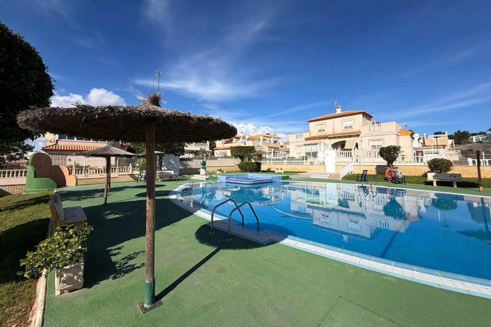 Piscina de Casa adosada en venda en Torrevieja amb Aire condicionat, Calefacció i Jardí privat