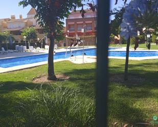 Piscina de Casa adosada de lloguer en Islantilla amb Aire condicionat, Piscina i Moblat