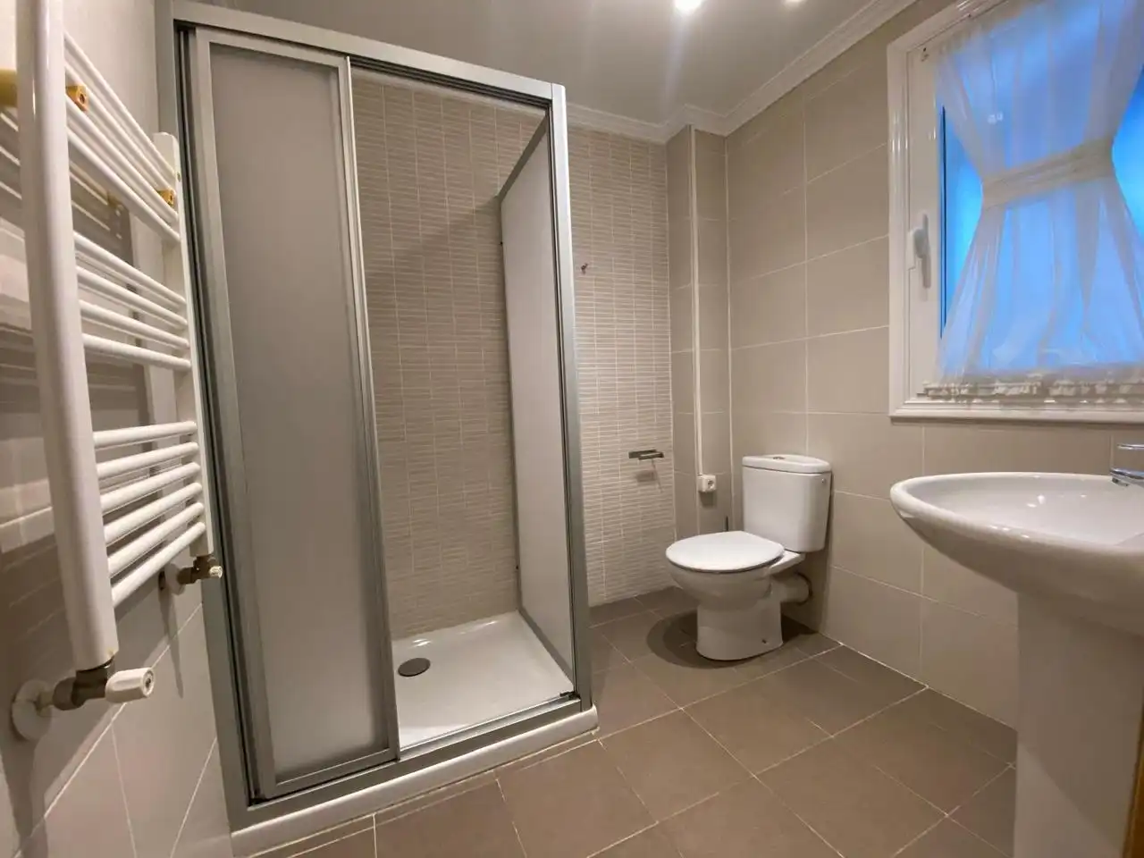 Badezimmer von Wohnung zum Verkauf in Durango mit Heizung