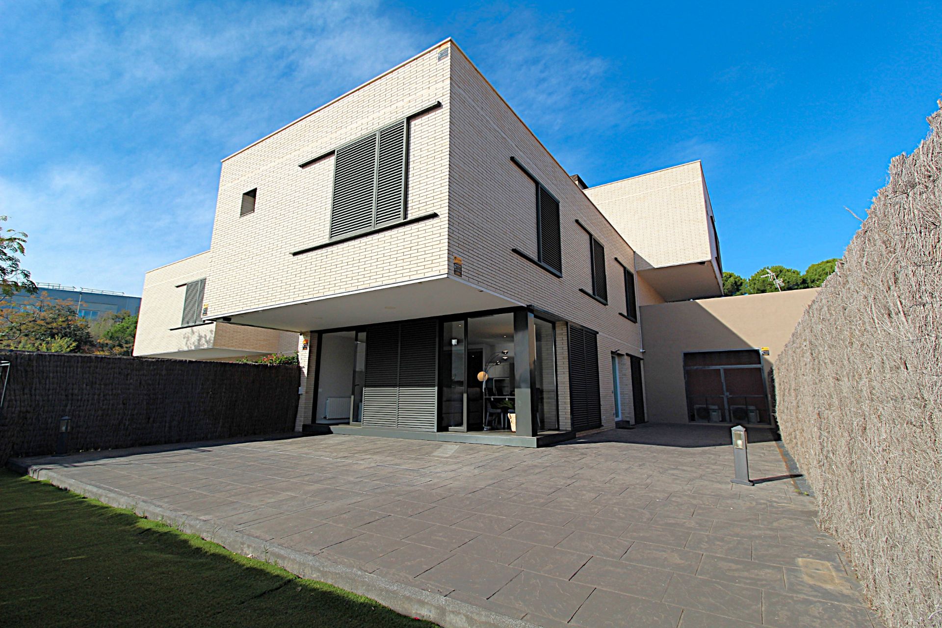 Vista exterior de Casa o xalet en venda en Mataró amb Aire condicionat, Jardí privat i Parquet