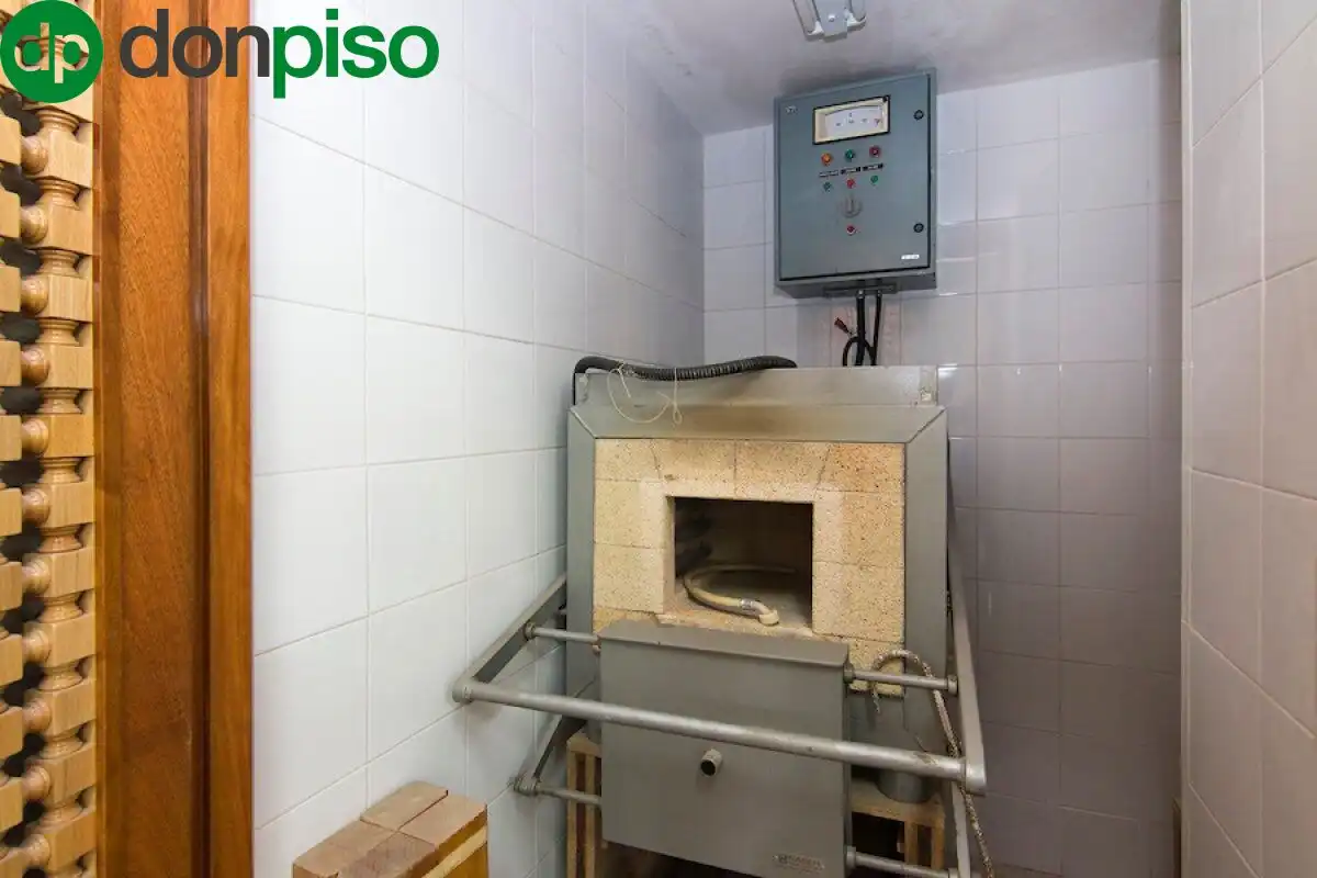Local en venta en Granada con Amueblado