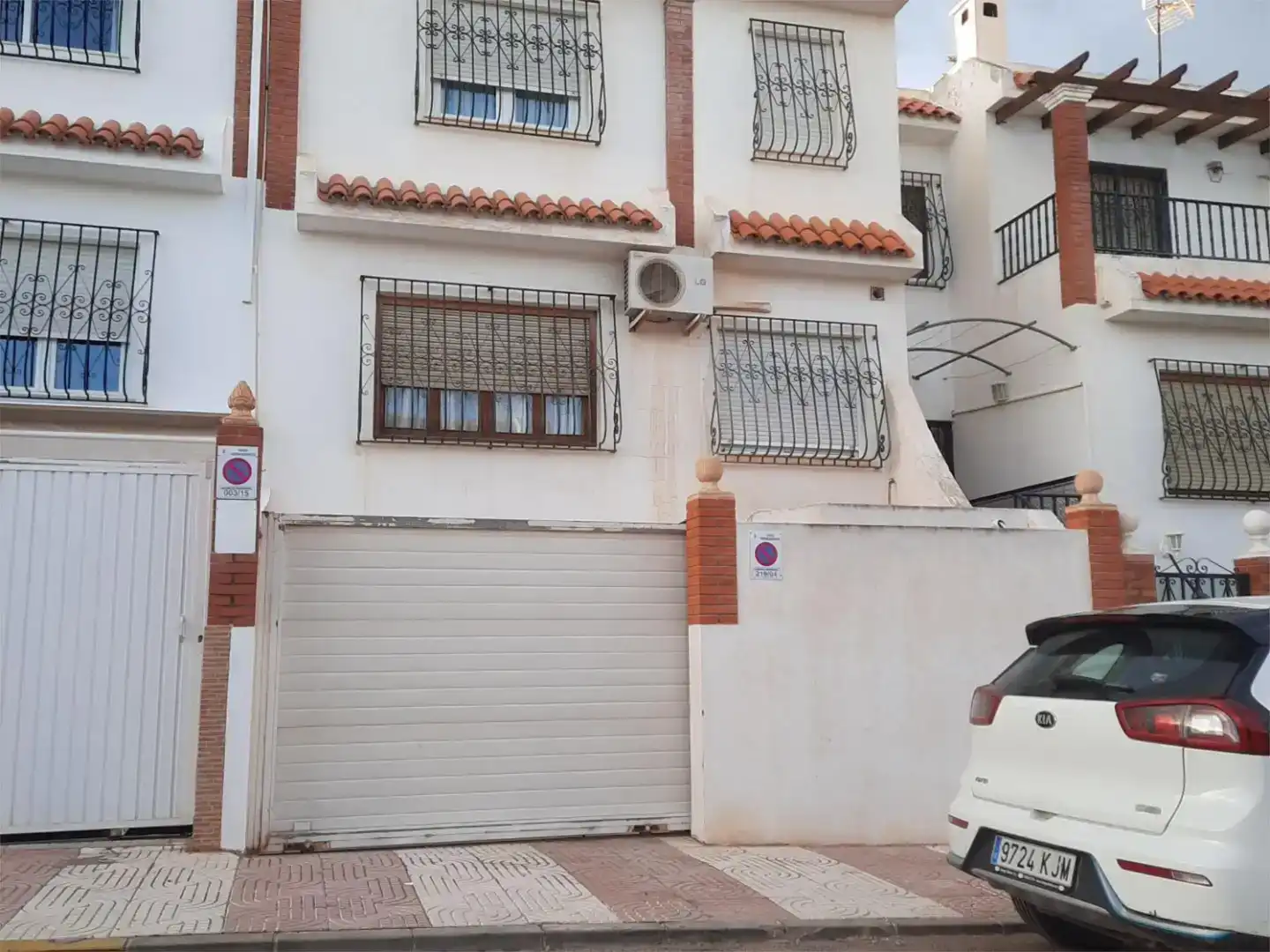 Vista exterior de Casa adosada en venda en Roquetas de Mar