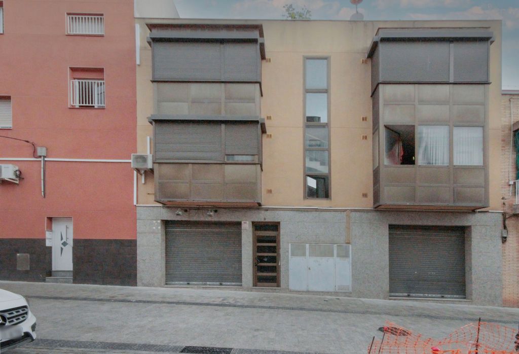 Vista exterior de Local en venda en Barberà del Vallès