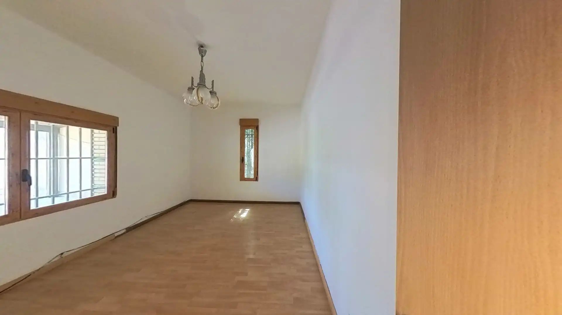 Sala d'estar de Casa o xalet en venda en Zaragoza amb Jardí privat i Piscina
