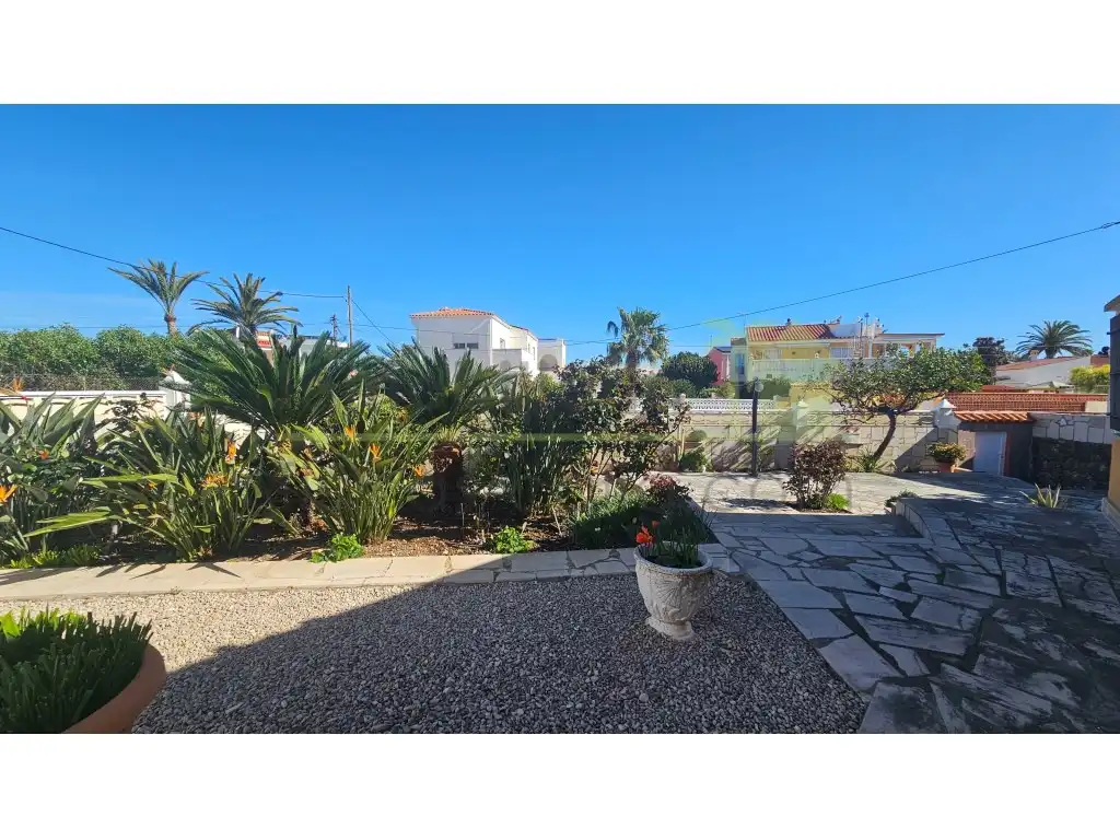 Vista exterior de Casa o xalet en venda en Vinaròs amb Aire condicionat, Calefacció i Jardí privat