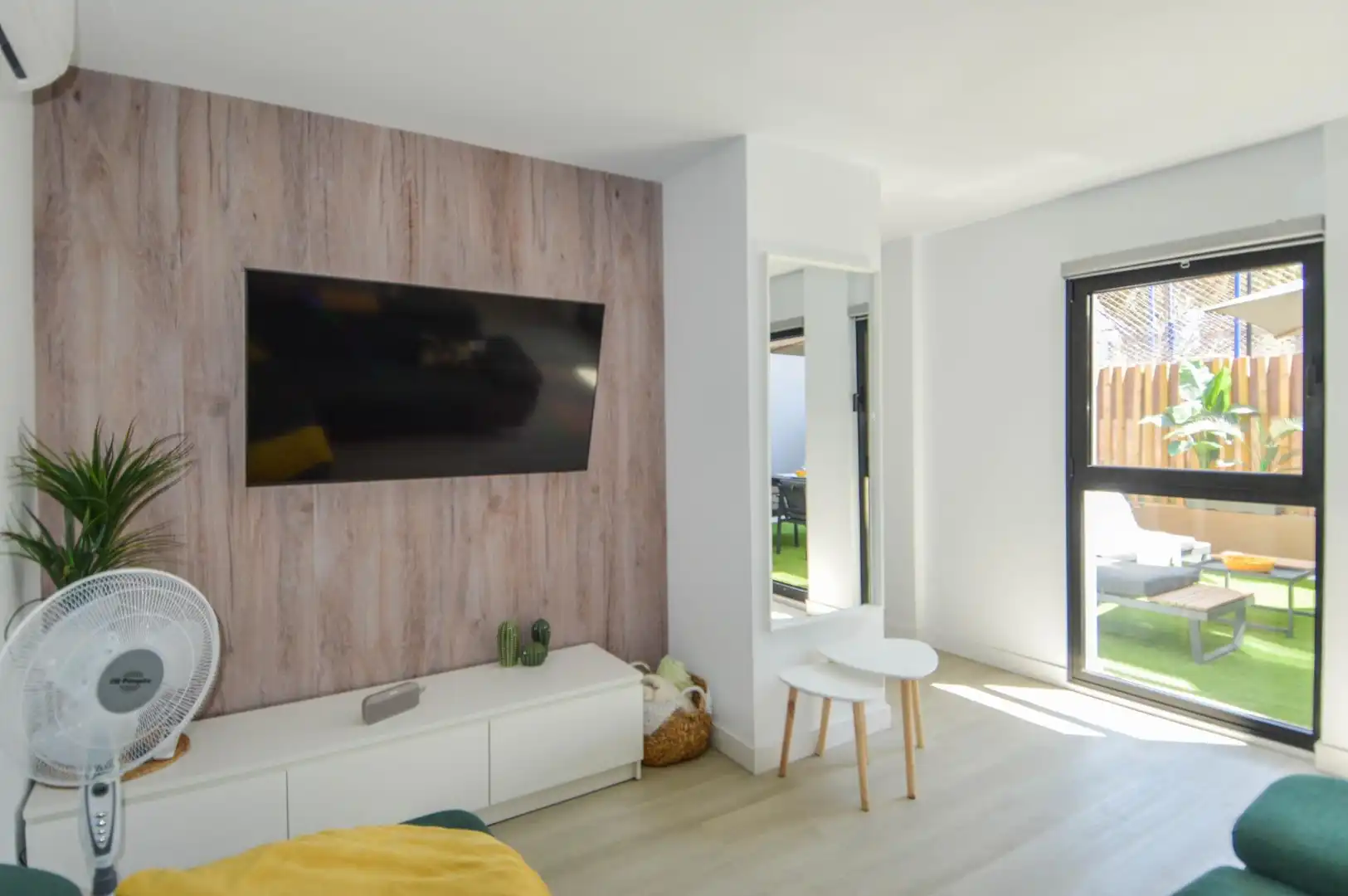 Sala d'estar de Apartament de lloguer en Mogán amb Aire condicionat, Jardí privat i Terrassa