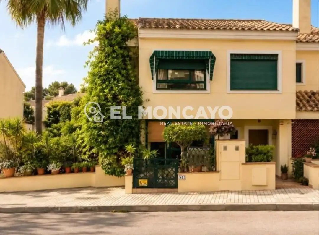 Vista exterior de Casa adosada en venda en Orihuela amb Aire condicionat, Calefacció i Jardí privat