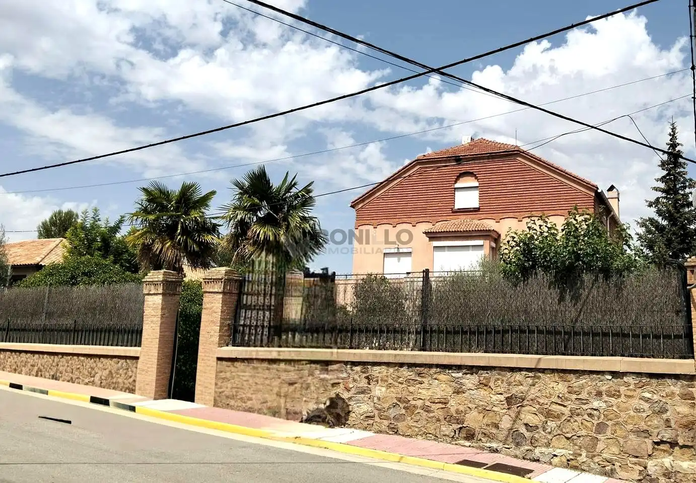 Vista exterior de Casa o xalet en venda en Utrillas amb Calefacció, Jardí privat i Terrassa