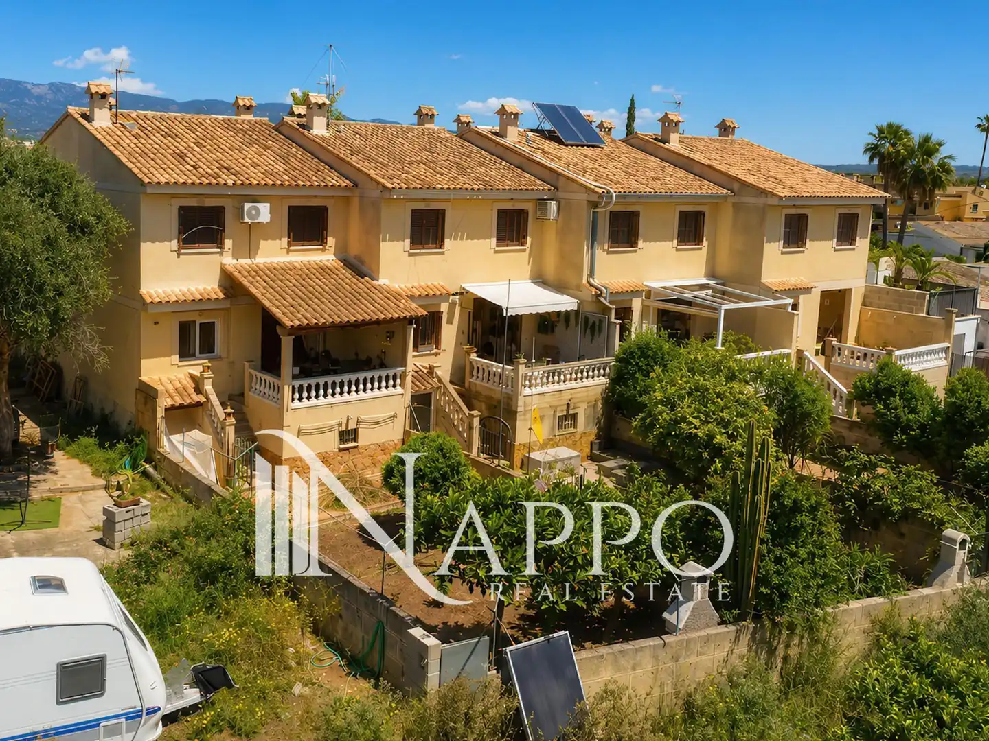 Vista exterior de Casa adosada en venda en  Palma de Mallorca amb Aire condicionat, Calefacció i Jardí privat